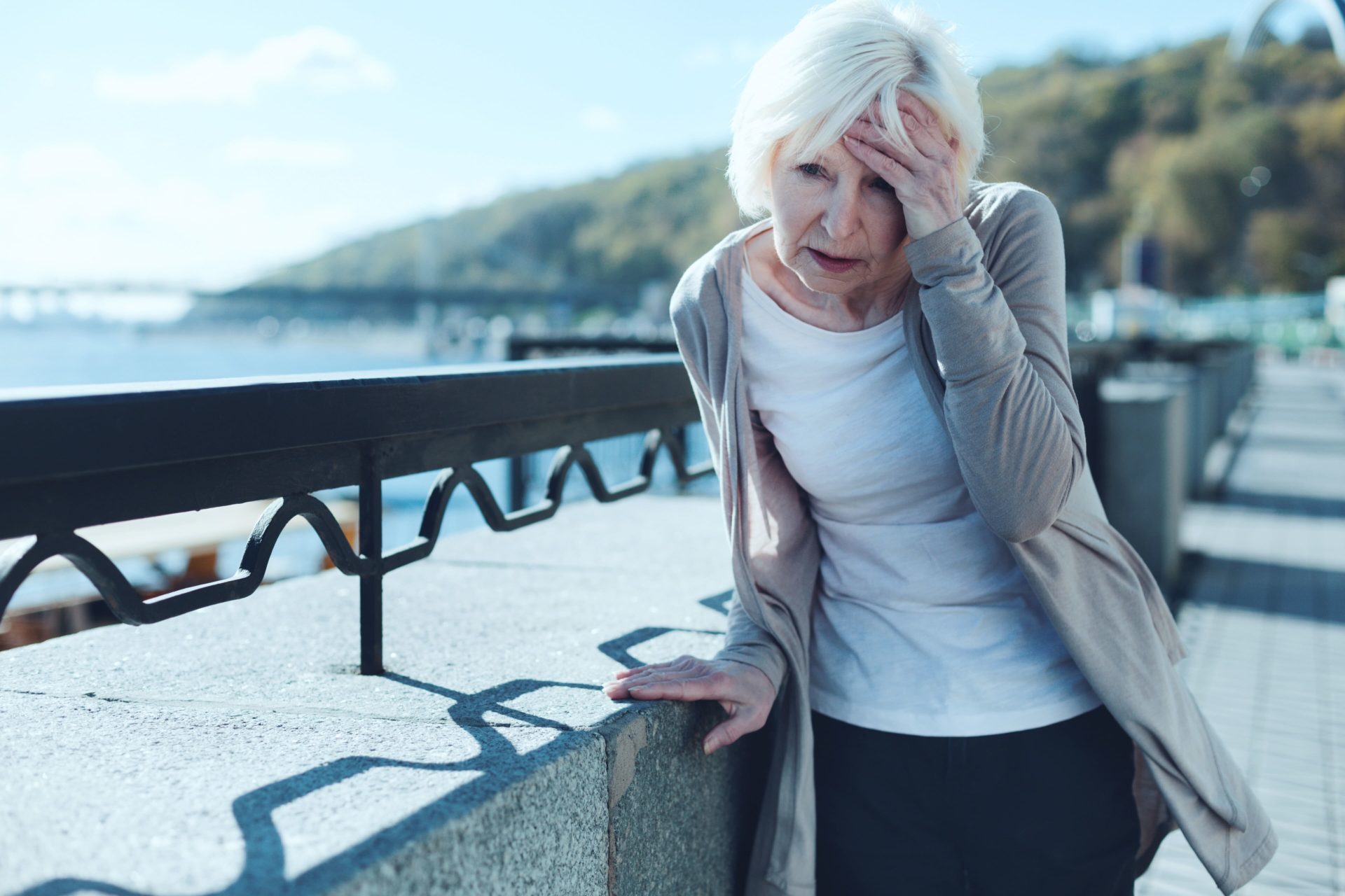 person feeling dizzy 